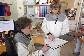 Foto und Verlinkung zu Modul A: Laborleiter und Labormitarbeiter im Gespräch
