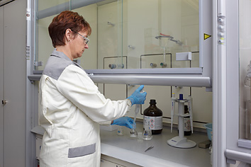 Foto: Typische Labortätigkeit im Abzug